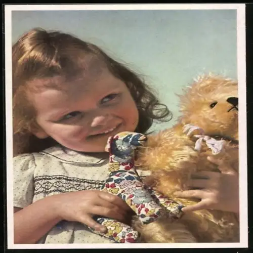 AK Mädchen mit Teddy in den Armen