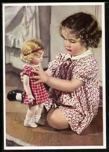 AK Mädchen spielt mit einer Käthe Kruse-Puppe