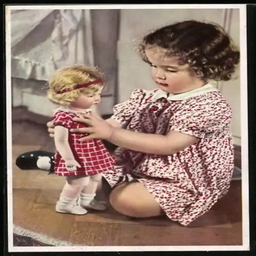 AK Mädchen spielt mit einer Käthe Kruse-Puppe