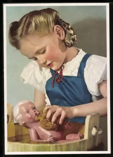 AK Mädchen wäscht ihre Puppe