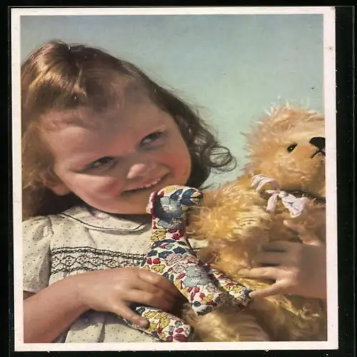 AK Mädchen mit Teddy in den Armen