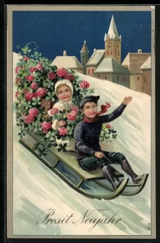 AK Junges Paar auf einem Schlitten voller Klee
