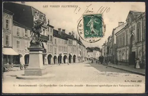 AK Remiremont, La Grande-Rue, Les Grandes Arcades, Monument symbolique du Volontaire de 1792