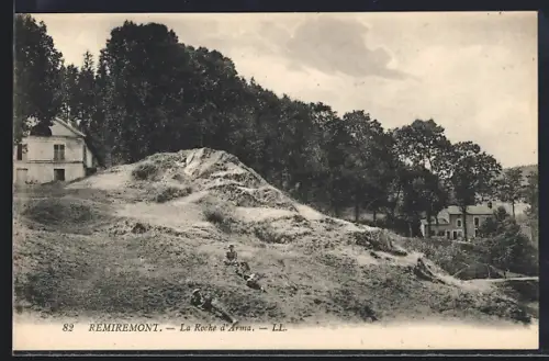 AK Remiremont, La Roche d`Arma avec maisons environnantes et paysage boisé