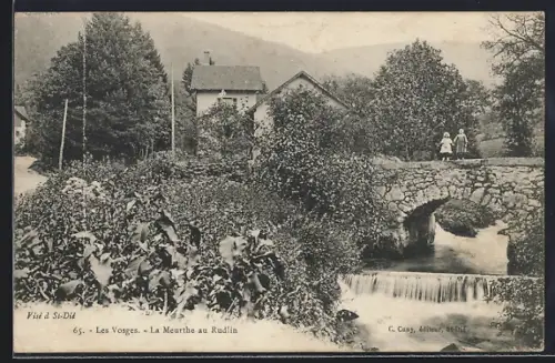 AK Plainfaing, La Meurthe au Rudlin avec pont en pierre et maisons environnantes