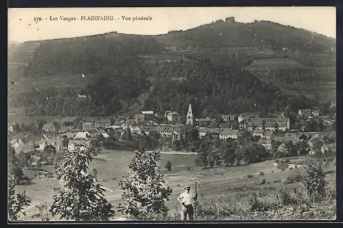 AK Plainfaing /Les Vosges, Vue générale du village avec colline en arrière-plan
