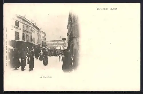 AK Rambervillers, Le Marché animé avec bâtiments et foule en arrière-plan
