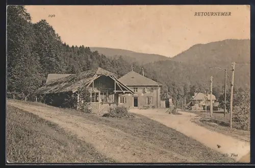 AK Retournemer, Vue des maisons et de la route dans un paysage forestier