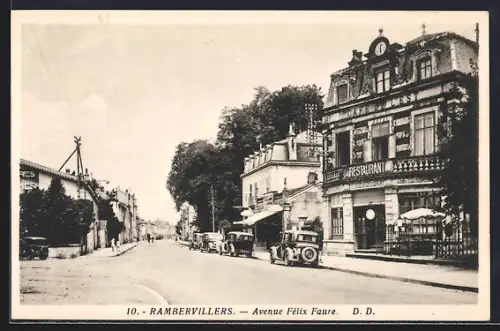 AK Rambervillers, Avenue Félix Faure avec voitures et restaurant au coin de la rue