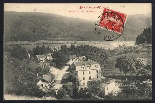 AK Le Rudlin /Vosges, La vallée et les maisons entourées de forêts