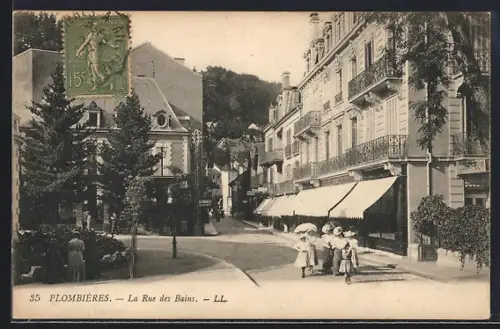 AK Plombières, La Rue des Bains avec passants et bâtiments élégants