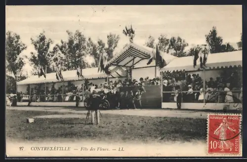 AK Contrexéville, Fête des Fleurs avec spectateurs et décorations festives