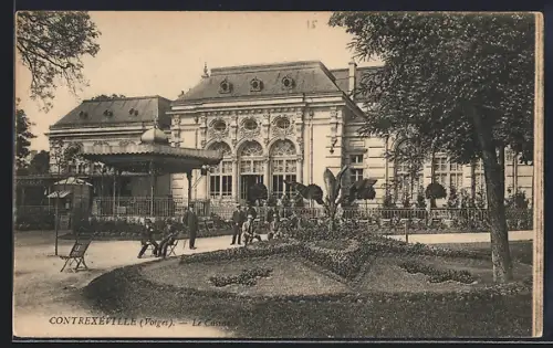 AK Contrexéville /Vosges, Le Casino et jardin avec visiteurs