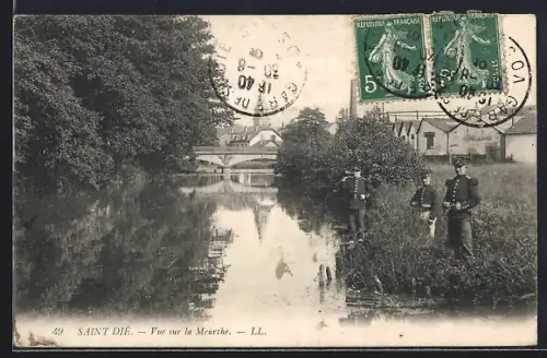 AK Saint-Dié, Vue sur la Meurthe avec des soldats au bord de la rivière