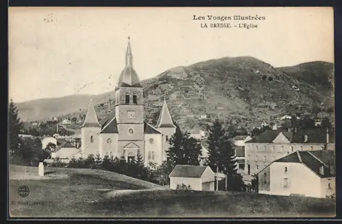 AK La Bresse, L`Église et les collines environnantes des Vosges