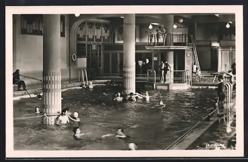 AK Vittel, La piscine, vue intérieure animée avec des baigneurs et plongeoir