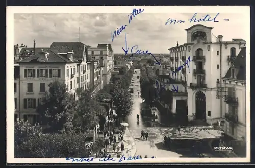 AK Vittel /Vosges, Avenue des Grands-Hôtels animée avec passants et bâtiments historiques