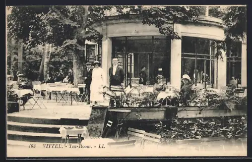 AK Vittel, Tea-Room avec clients en terrasse dans un cadre arboré
