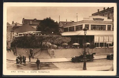 AK Vittel, Café Terminus et scène de rue avec voitures anciennes