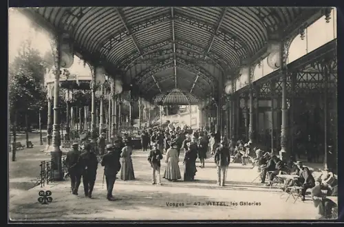 AK Vittel /Vosges, Les Galeries animées avec promeneurs et cafés