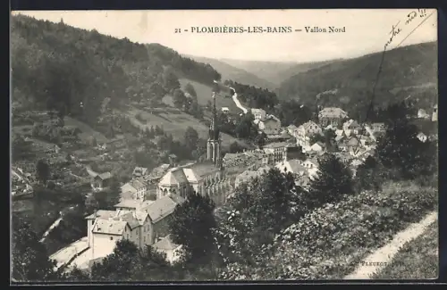 AK Plombières-les-Bains, Vallon Nord avec vue sur l`église et le village entouré de collines verdoyantes