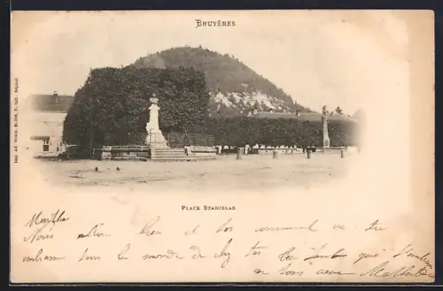 AK Bruyères, Place Stanislas avec vue sur la colline verdoyante