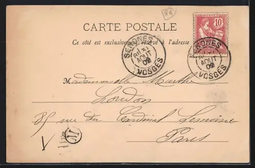 AK Bruyères, Place Stanislas avec vue sur la colline verdoyante