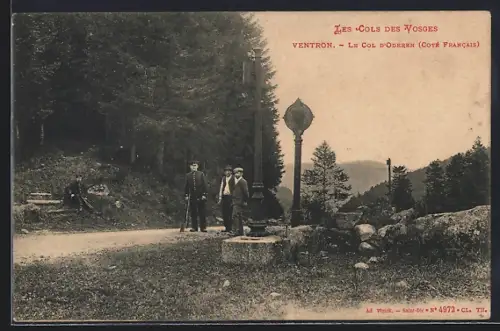 AK Ventron, Le Col d`Oderen, Côté Francais, avec promeneurs et paysage boisé
