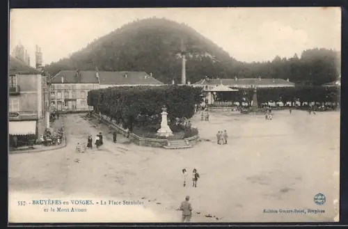 AK Bruyères-en-Vosges, La Place Stanislas et le Mont Avison