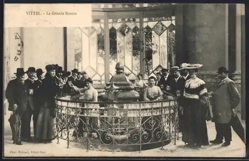 AK Vittel, La Grande Source avec des visiteurs élégants autour de la fontaine