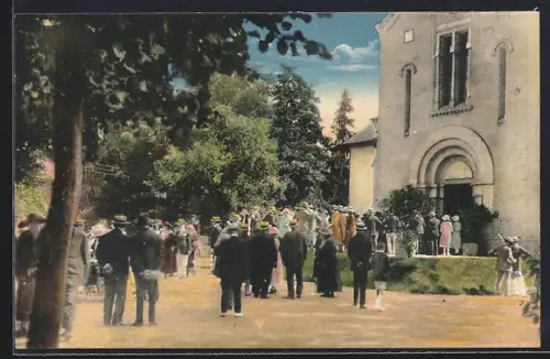 AK Vittel, La Chapelle Catholique avec foule devant l`entrée