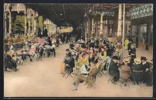 AK Vittel, La Galerie de la Grande Source avec visiteurs élégants assis et se promenant