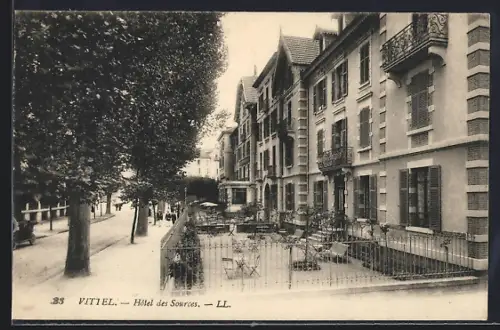 AK Vittel, Hôtel des Sources et terrasse sur une avenue arborée