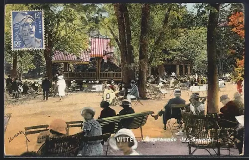AK Vittel, L`Esplanade des Sources avec des personnes assises et se promenant dans le parc
