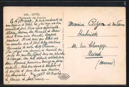 AK Vittel, L`Esplanade des Sources avec des personnes assises et se promenant dans le parc