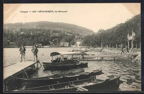 AK Gérardmer, les Barques sur le lac avec vue sur les collines boisées
