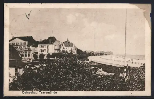 AK Travemünde, Strandpromenade mit Blick aufs Meer