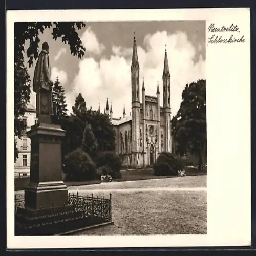 AK Neustrelitz, Schlosskirche und Denkmal