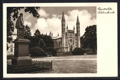 AK Neustrelitz, Schlosskirche und Denkmal