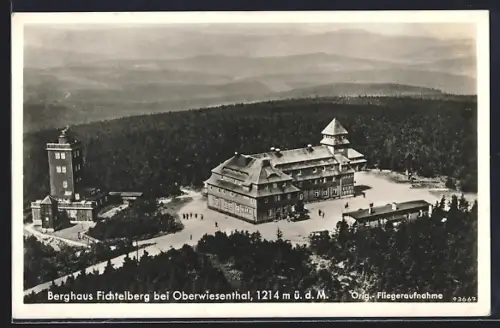AK Oberwiesenthal, Berghaus Fichtelberg vom Flugzeug aus