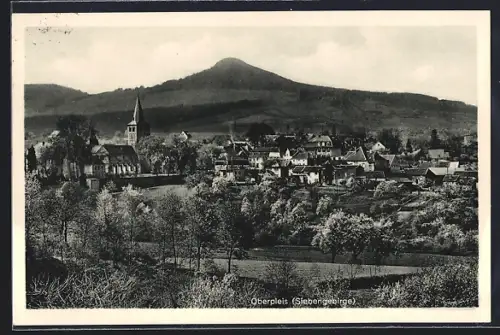 AK Oberpleis /Siebengebirge, Ortsansicht mit Kirche und Berg im Hintergrund
