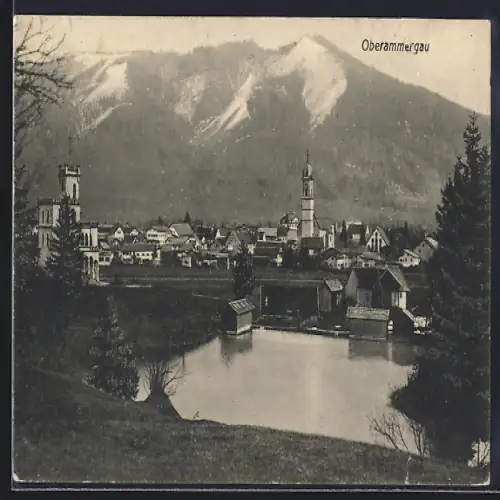AK Oberammergau, Ortsansicht mit Kirche und Bergen
