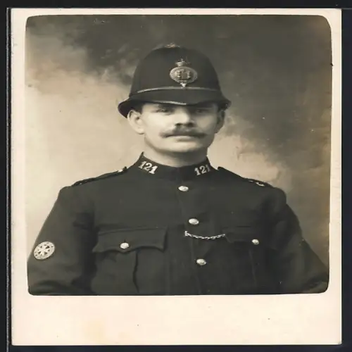 Foto-AK Polizist in Uniform mit Helm