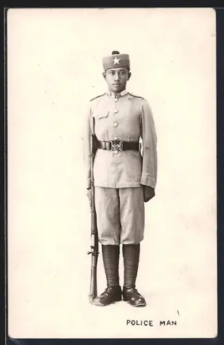 AK Singapur, Polizist in Uniform mit Gewehr