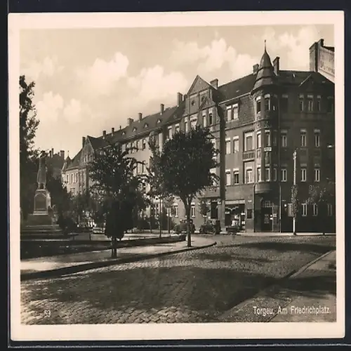 AK Torgau, Am Friedrichplatz mit Geschäft und Denkmal