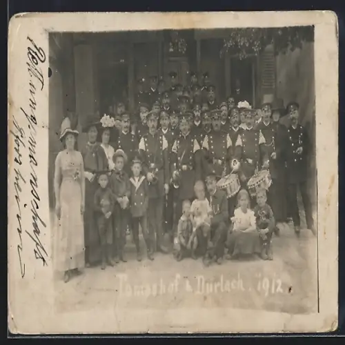 Foto-AK Durlach, Tomashof, Musikkapelle, Frauen und Kinder