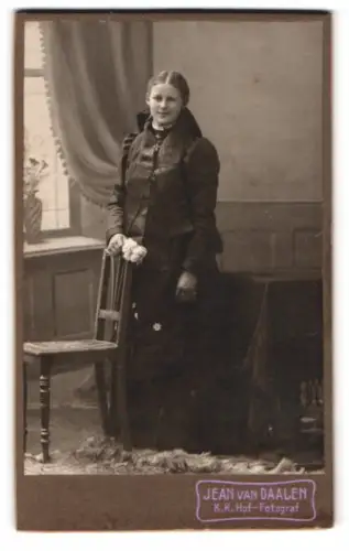 Fotografie Jean van Daalen, Gmünd, Marktplatz, Frau mit Blumenstrauss