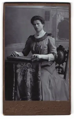 Fotografie Arnold Hirschrodt, Ried im Innkreis, Dame an Tisch