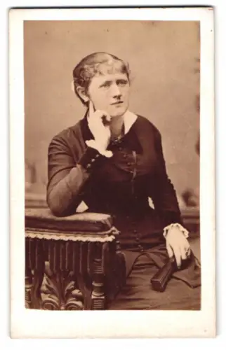 Fotografie Joh. Morschl, Wien, Josefst., Frau in tailliertem Kleid