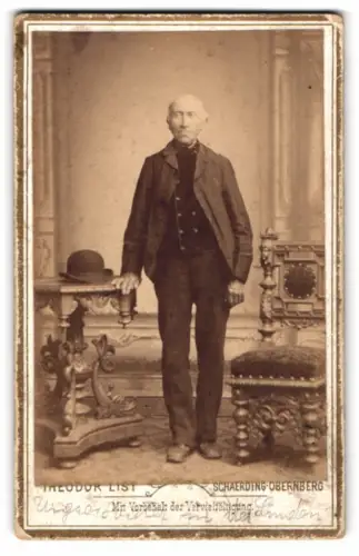 Fotografie Theodor List, Schärding, Schlossgasse 5, Älterer Herr mit Hut